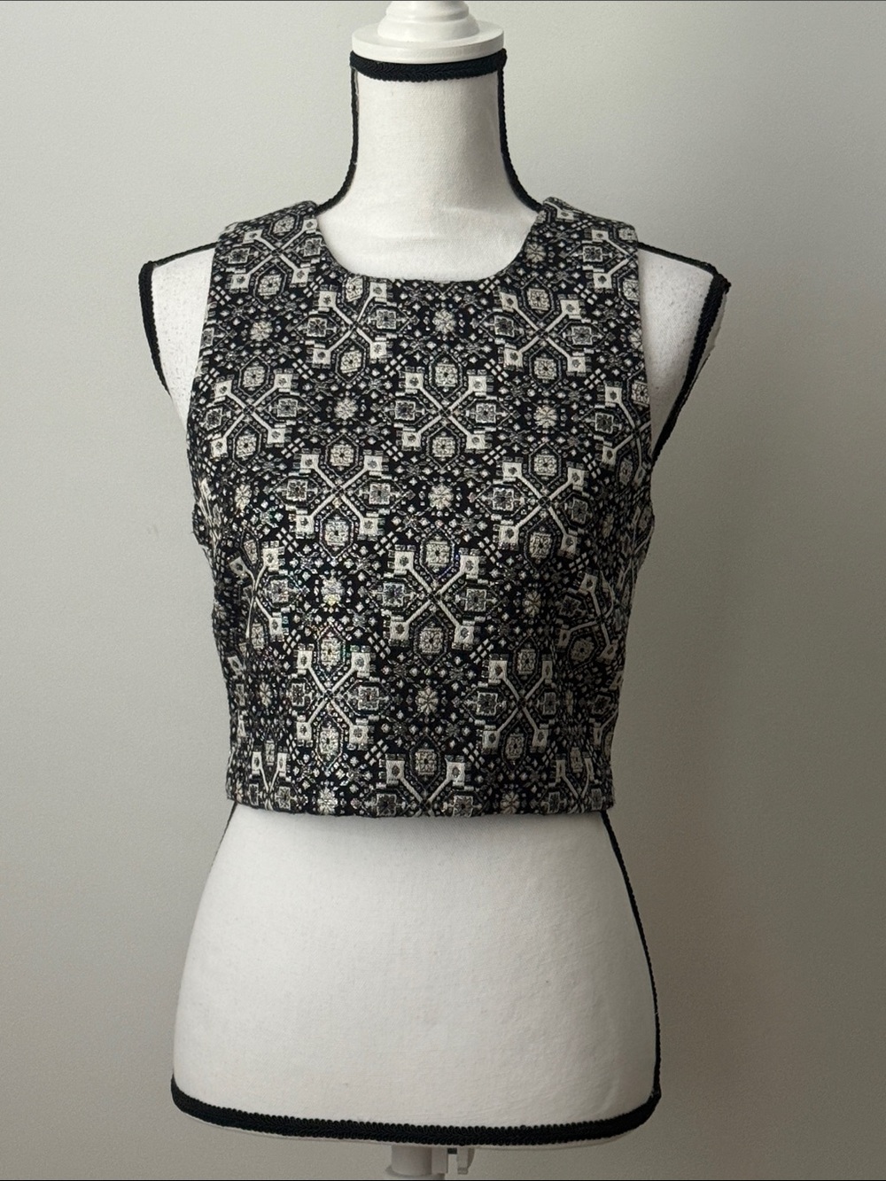 Forever 21 Black and White Patterned Sleeveless Crop Top, Size Small